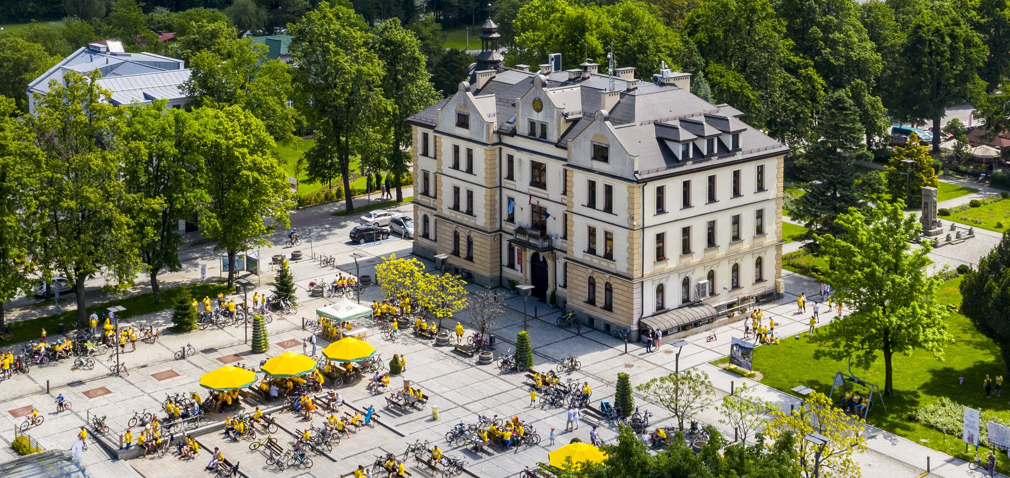 Widok z lutu ptaka na rynek wraz z budynkiem Urzędu Miasta w Ustroniu